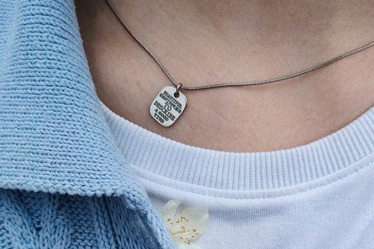 30 Gravur-Ideen für Schmuck – jenseits von „Forever" und „Love"
