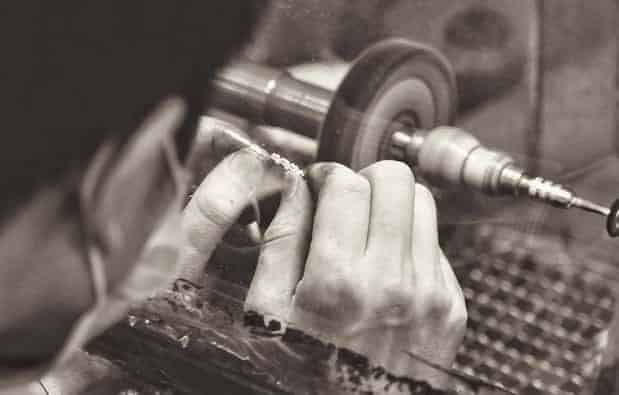 Frau, die einen Ring aus 925er Sterlingsilber herstellt