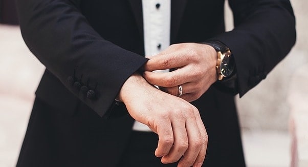 Der Mann im Anzug hat einen silbernen Ring am Finger