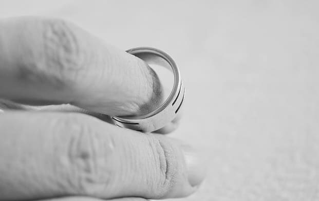 Das Foto wurde mit einem Ring am Zeigefinger aufgenommen