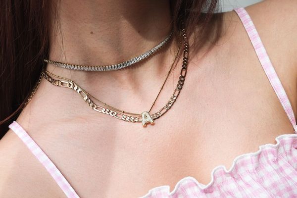 Armbänder und Halsketten mit Buchstaben Verzierungen: Der ultimative Leitfaden für Schmuck mit Initialen