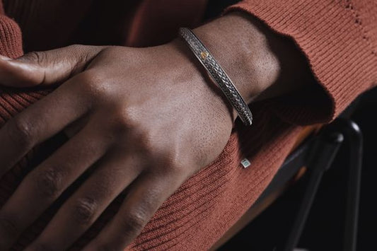 Armreif und Armband: Was ist der Unterschied?