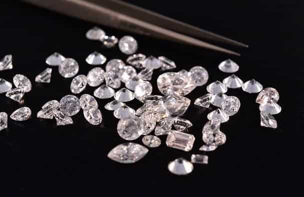 viele Diamanten und eine Pinzette