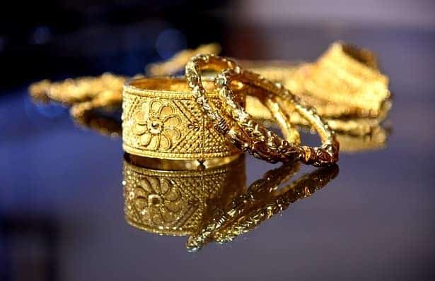 dicke goldene Armbänder