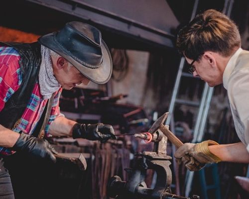 Schmuck mit Seele: Warum handgefertigte Stücke mehr bedeuten als nur Accessoires