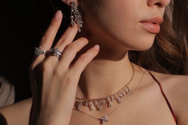 Schmuck Layering 2026 – Der ehrliche Guide: Ketten, Armbänder und Ringe kombinieren, ohne den Look zu überladen