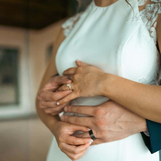 Mann und Frau legen vor der Hochzeit ihre Ringe an