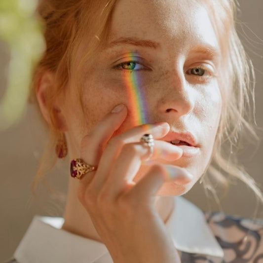 Frau trägt bunten Schmuck