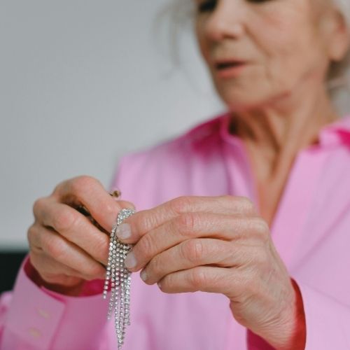 Silberkette reinigen: Die besten Lösungen