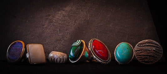Ringe-aus-Sterlingsilber-mit-nebeneinander-angeordneten-farbigen-Natursteinen