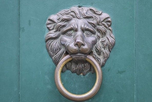 Türklopfer mit Löwenkopf-Symbol