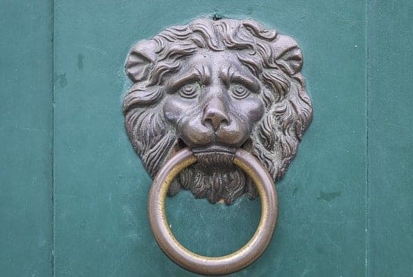 Türklopfer mit Löwenkopf-Symbol