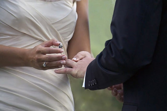 Herren-und-damen-tragen-bei-der-Hochzeit-silberne-Eheringe-miteinander