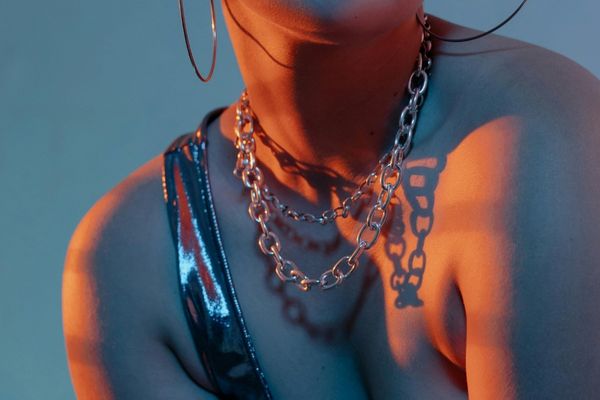 Wie Schmuck und Kleidung zusammen einen perfekten Stil bilden