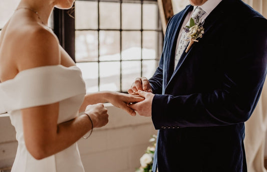 Mann legt seiner Frau vor der Heirat einen Ehering an