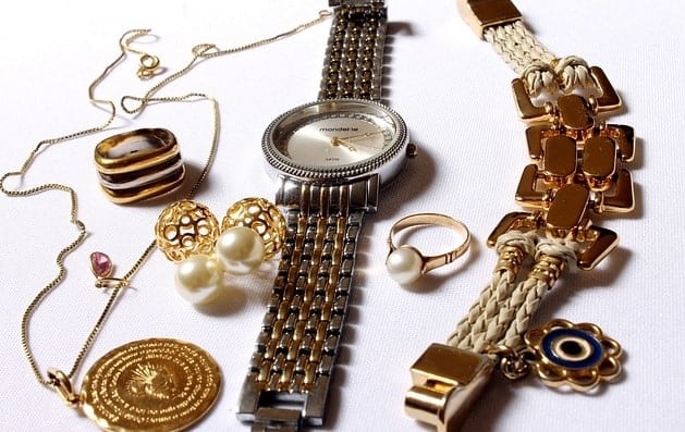 Zu viel Silber- oder Goldschmuck für Frauen