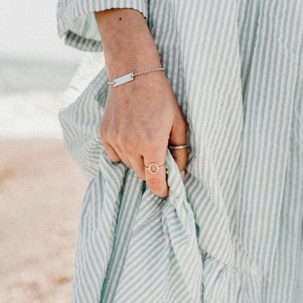 Armband am Handgelenk der Frau