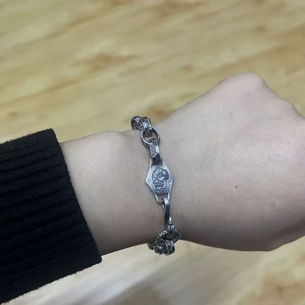 Silbernes-Armband-mit-Adlerkopf-Symbol