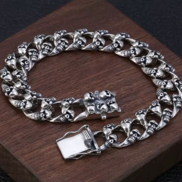 Silbernes-Armband-mit-Totenkopf-Stickerei-im-Sonderdesign