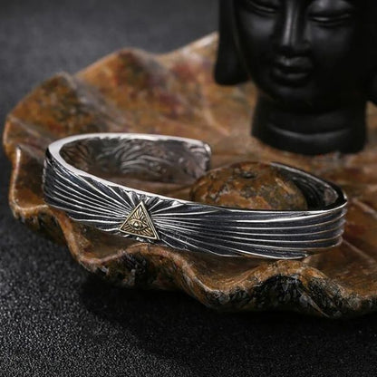 Silbernes-Armreif-mit-gotischen-Symbolen