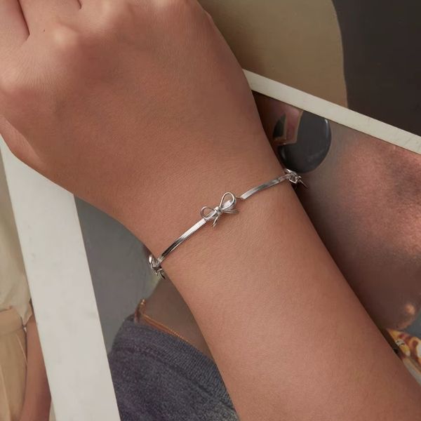 Silbernes-Damen-Armband-mit-Bandmuster