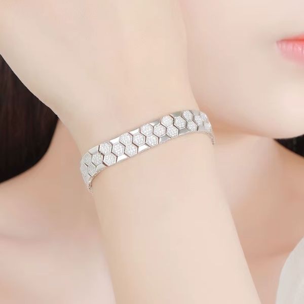 Silbernes-Damen-Armband-mit-besonderem-Design