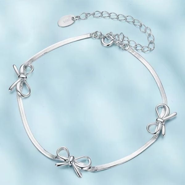Silbernes-Damen-Armband-mit-Bandmuster