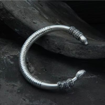 Silbernes Armreif mit fernöstlichen Symbolen Ringsilber