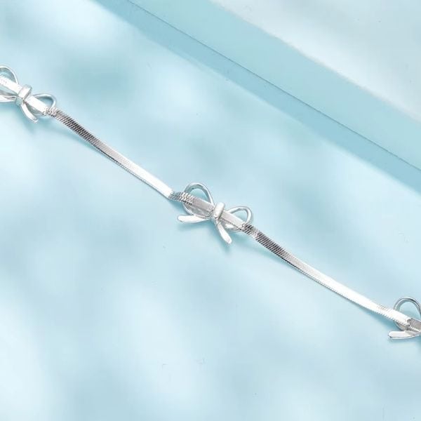 Silbernes-Damen-Armband-mit-Bandmuster