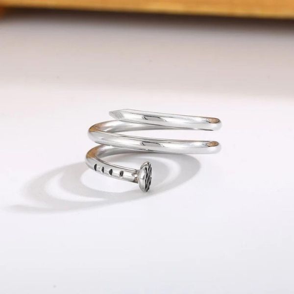 Aussergewohnlicher-Ring-aus-Edelstahl