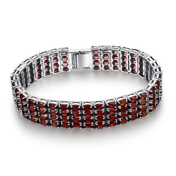 Besonderes-Armband-mit-rotem-Granatstein-fur-Damen