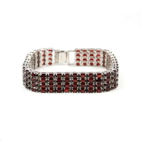 Besonderes-Armband-mit-rotem-Granatstein-fur-Damen