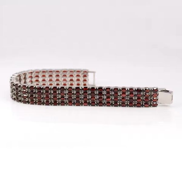 Besonderes-Armband-mit-rotem-Granatstein-fur-Damen