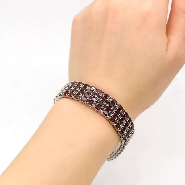 Besonderes-Armband-mit-rotem-Granatstein-fur-Damen