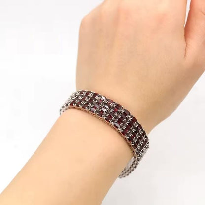 Besonderes-Armband-mit-rotem-Granatstein-fur-Damen