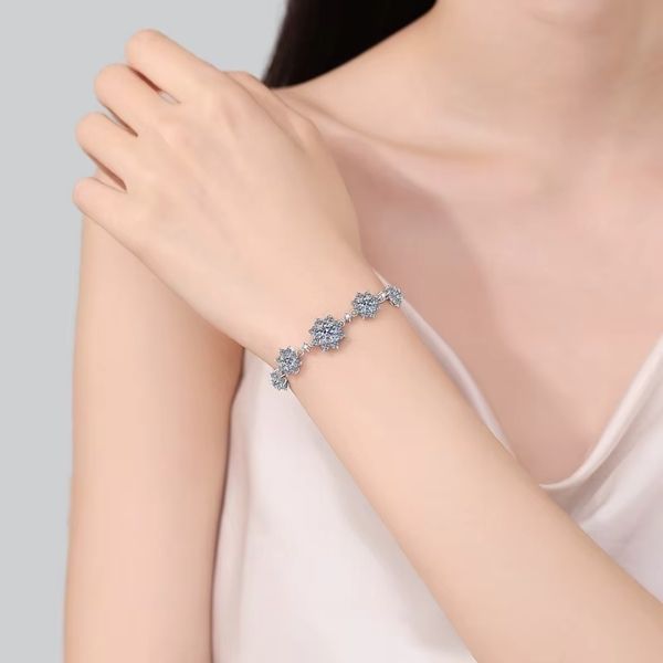 Damenarmband-mit-Moissanit-Stein-und-Blumenmuster