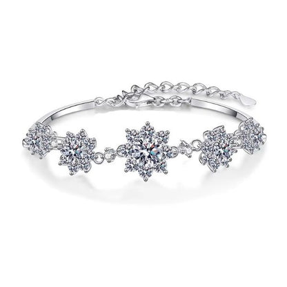 Damenarmband-mit-Moissanit-Stein-und-Blumenmuster