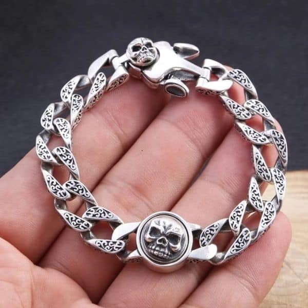 Dickes-Herrenarmband-mit-Totenkopfsymbol