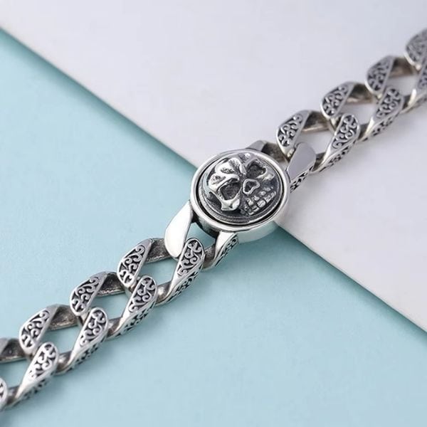 Dickes-Herrenarmband-mit-Totenkopfsymbol