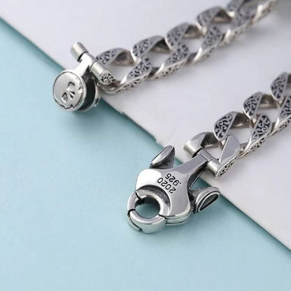 Dickes-Herrenarmband-mit-Totenkopfsymbol