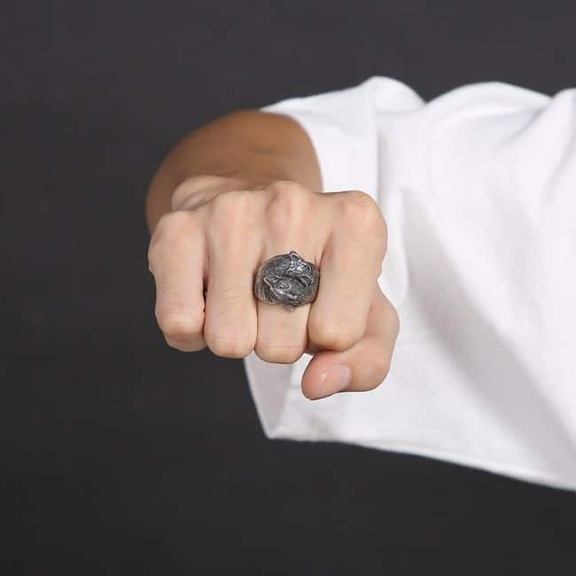 Gotischer-Ring-mit-Wolfskopf-Design