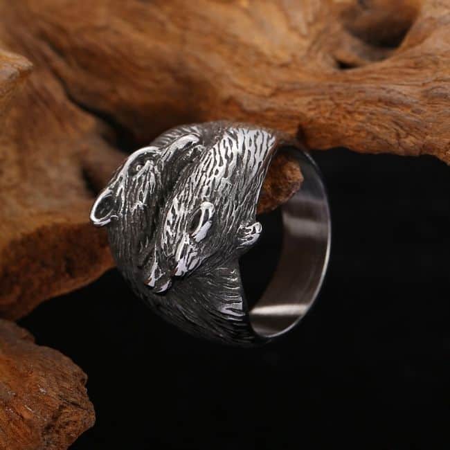 Gotischer-Ring-mit-Wolfskopf-Design