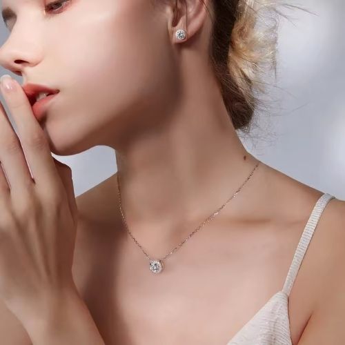 Halskette mit rundem Moissanit-Stein Ringsilber