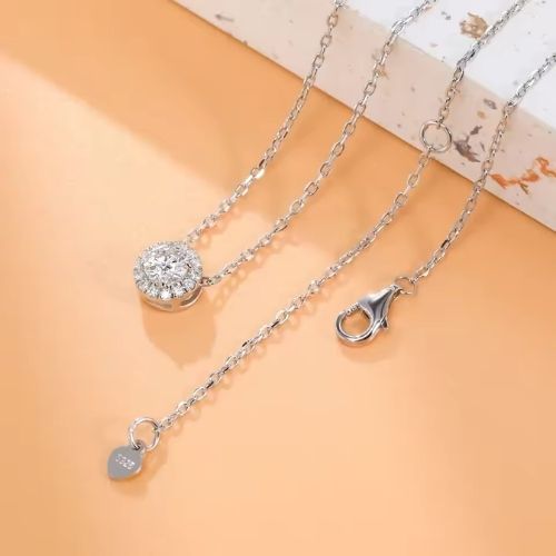 Halskette mit rundem Moissanit-Stein Ringsilber