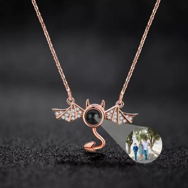 Kette-mit-Bild-in-Fledermausflugel-Form