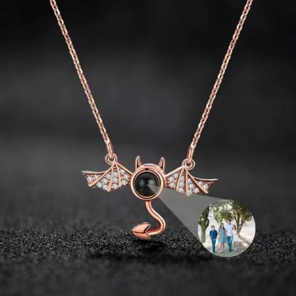 Kette-mit-Bild-in-Fledermausflugel-Form
