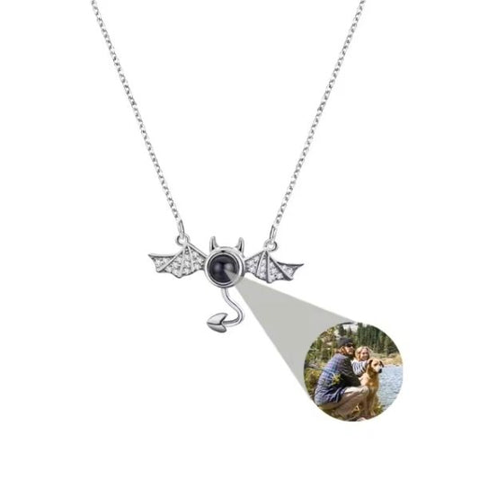 Kette-mit-Bild-in-Fledermausflugel-Form