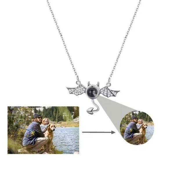 Kette-mit-Bild-in-Fledermausflugel-Form