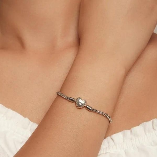 Modernes-Armband-mit-Herzsymbol-fur-Damen