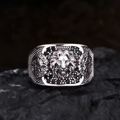 Ring-mit-Lowensymbol-in-verstellbarer-Grosse